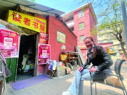 刘颜祥坐在读者书屋门前